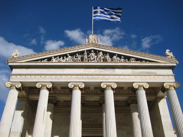 La parte superior del edificio de la Academia Nacional de Grecia en Atenas, mostrando el frontón con esculturas.