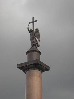 El ángel victorioso carga la cruz en la cima de la columna de Alejandro.