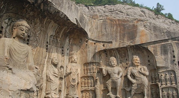 Estatuas budistas en las grutas de Longmen en China.