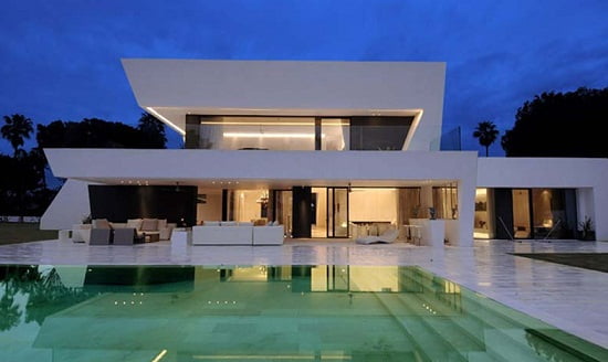 Fachada de casa blanca minimalista. 