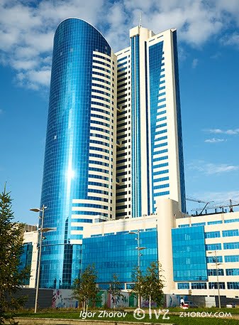 Edificio moderno de oficinas en  Astana, Kazakhstan, julio 2009