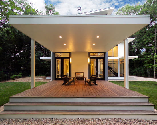 Porche minimalista en una residencia contemporánea.