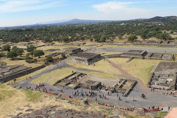 plaza-de-la-piramide-del-sol