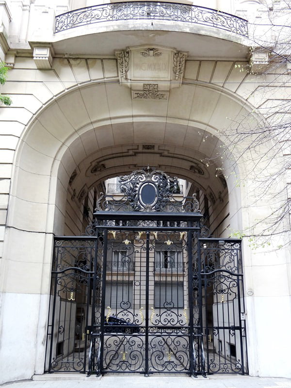 palacio-estrugamou-portico