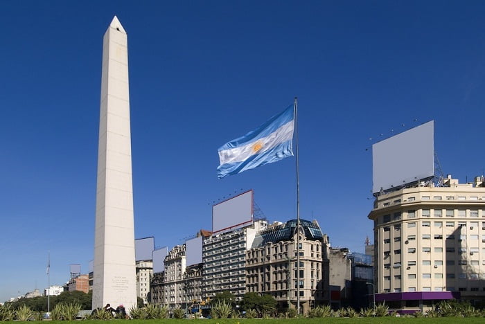 obelisco de buenos aires y bandera argentina