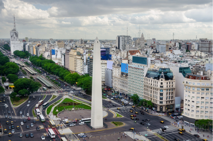 obelisco de buenos aires en medio de la av 9 d julio