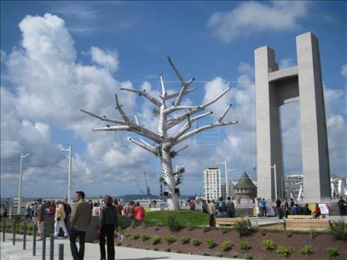 Árbol empático tecnológico de la ciudad francesa de Brest. Estos "árboles", de estructura de acero inoxidable de 12 metros de altura y 15 metros de ancho, están pensados para albergar nidos de aves.Foto cedida.