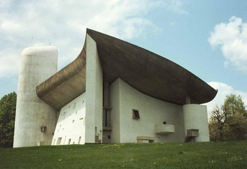 1950-55: Capilla Notre Dame du Haut, Ronchamp, Francia