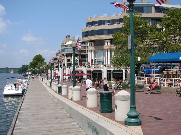 En Georgetown, paseo marítimo y paseo peatonal. 