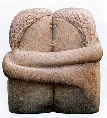 La famosa escultura El Beso del rumano Constantin Brâncuşi considerado uno de los grandes escultores del siglo XX.