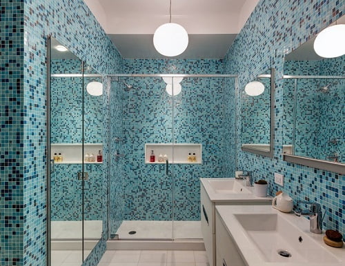 baño-con-mosaicos-azules