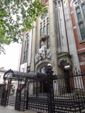 Entrada iglesia María Auxiliadora y San Carlos de los salesianos en Hipólito Yrigoyen