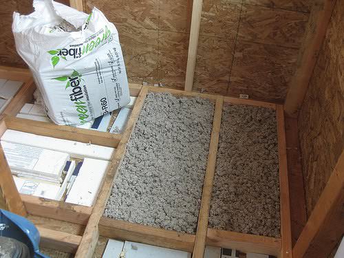 Aislamiento de piso con celulosa reciclada. Aislamiento de piso con celulosa reciclada.