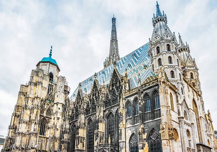La Catedral de San Esteban de Viena fue construida con patrones dle gótico y del románico.