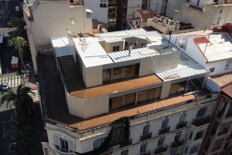 un atico en un edificio