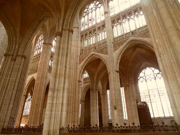 Triforio en la Iglesia de Saint-Ouen en Rouen, Francia.