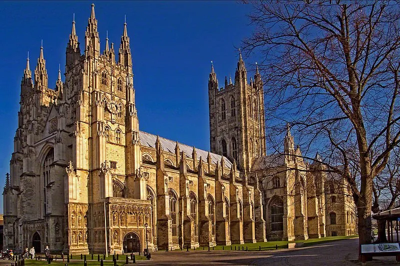Catedral de Canterbury es de estilo gótico inglés (1174)