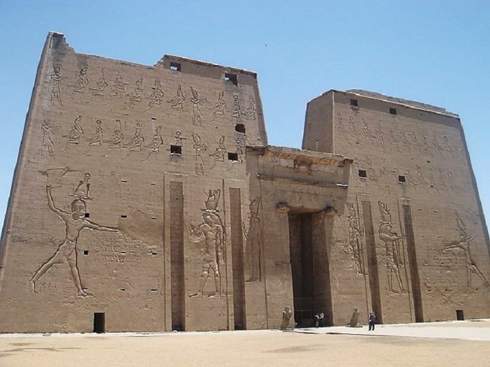 pilonos del templo de horus en egipto