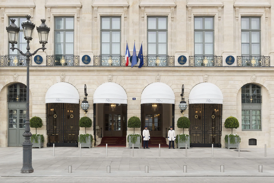 Fachada del Hotel Ritz, estilo neoclásico.